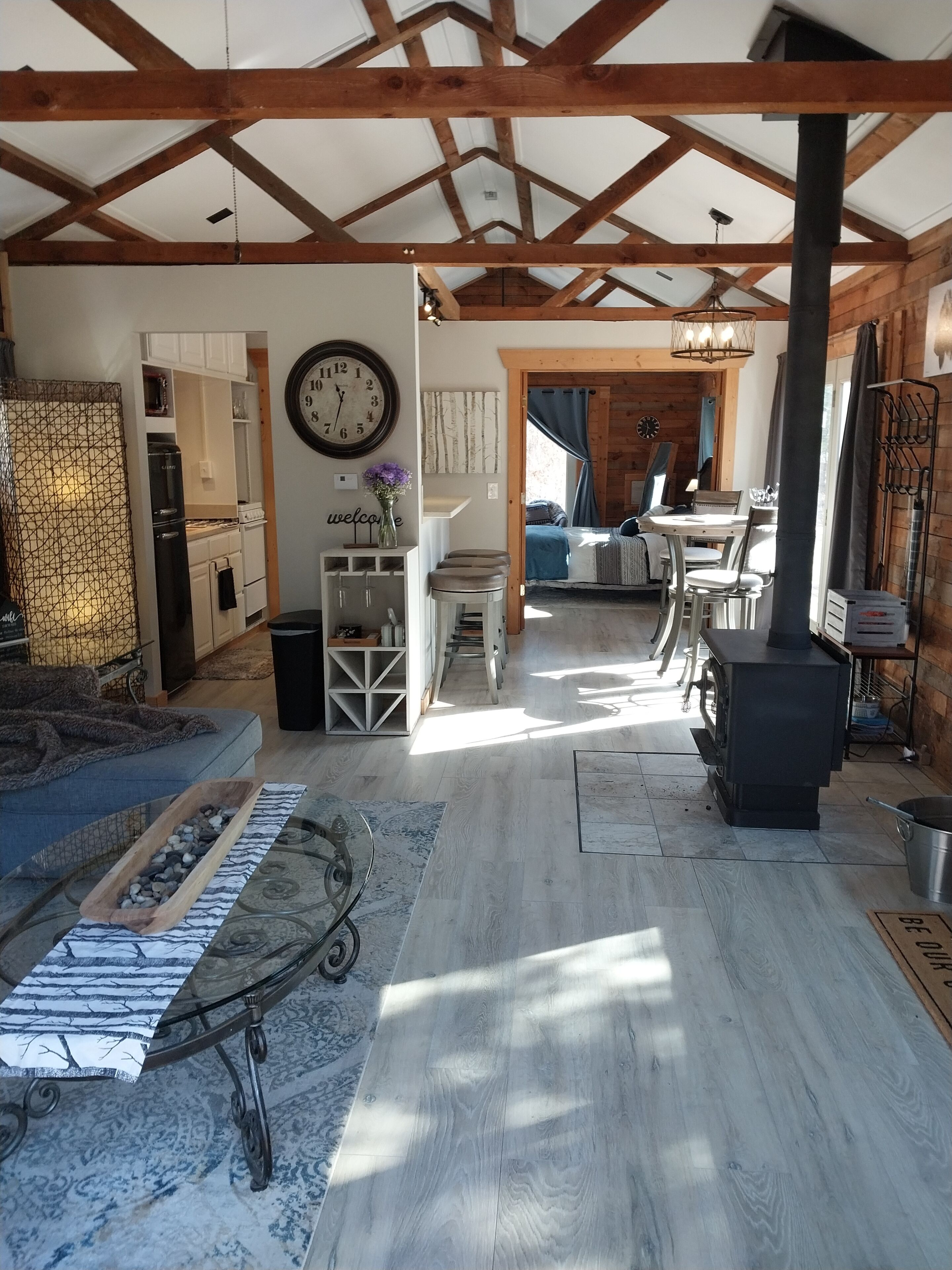 Cozy cabin in adorable Hart. Close to Pentwater, Ludington and SilverLake.
