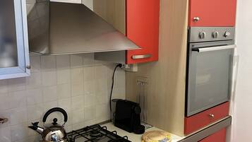 Frigorifero, forno, piano cottura, lavastoviglie