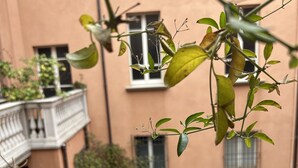 A building with balconies and a courtyard. - Charming residence inside a noble palace in the historic center (Rimini)