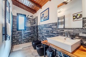 Dusche, Haartrockner, Bidet, Handtücher