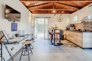 Geladeira, micro-ondas, cooktop, torradeira