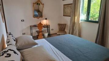 1 Schlafzimmer, Schreibtisch, Bügeleisen/Bügelbrett, Reisekinderbett