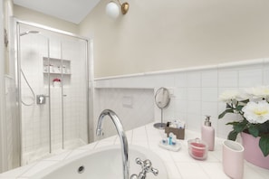 Dusche, Haartrockner, Bidet, Handtücher
