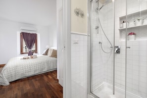 Shower, hair dryer, bidet, towels