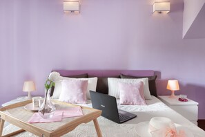 2 chambres, bureau, fer et planche à repasser, lit parapluie