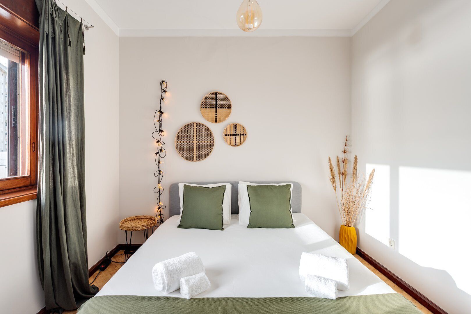 3 bedrooms, iron/ironing board, internet, bed sheets