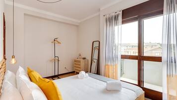 3 bedrooms, iron/ironing board, internet, bed sheets