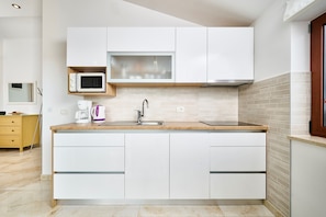 Réfrigérateur, micro-ondes, plaque de cuisson, lave-vaisselle
