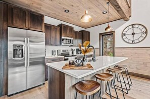 Private kitchen - Indoor Pool/Theater Rm/Hot Tub/Mtn view/Grill (Sevierville)