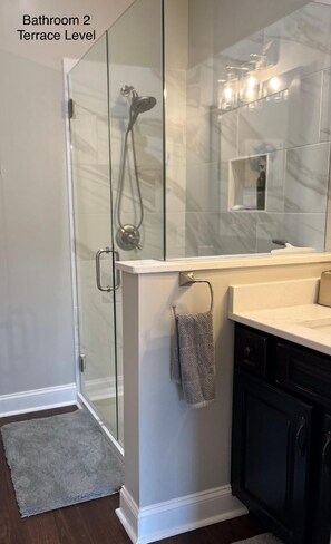 Dusche, Haartrockner, Handtücher, Seife
