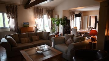 Télévision, cheminée, livres, chaßne hi-fi