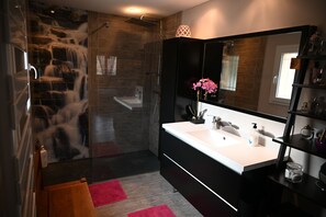 Secador de cabelo, toalhas de banho, sabonete, shampoo
