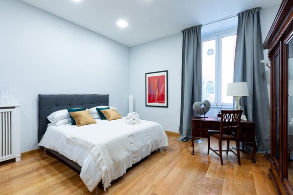 2 bedrooms, desk, WiFi, bed sheets