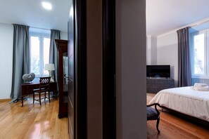2 bedrooms, desk, WiFi, bed sheets