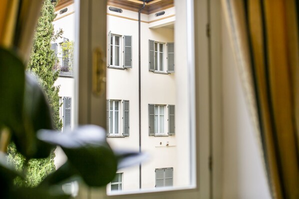 Apartamento Deluxe | Zona de estar | Una televisión de pantalla plana
