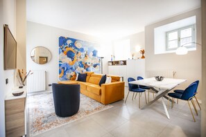 Leilighet – deluxe | Oppholdsområde | Flatskjerm-TV