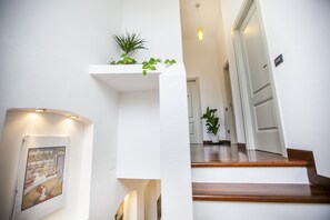 Leilighet – deluxe | Oppholdsområde | Flatskjerm-TV