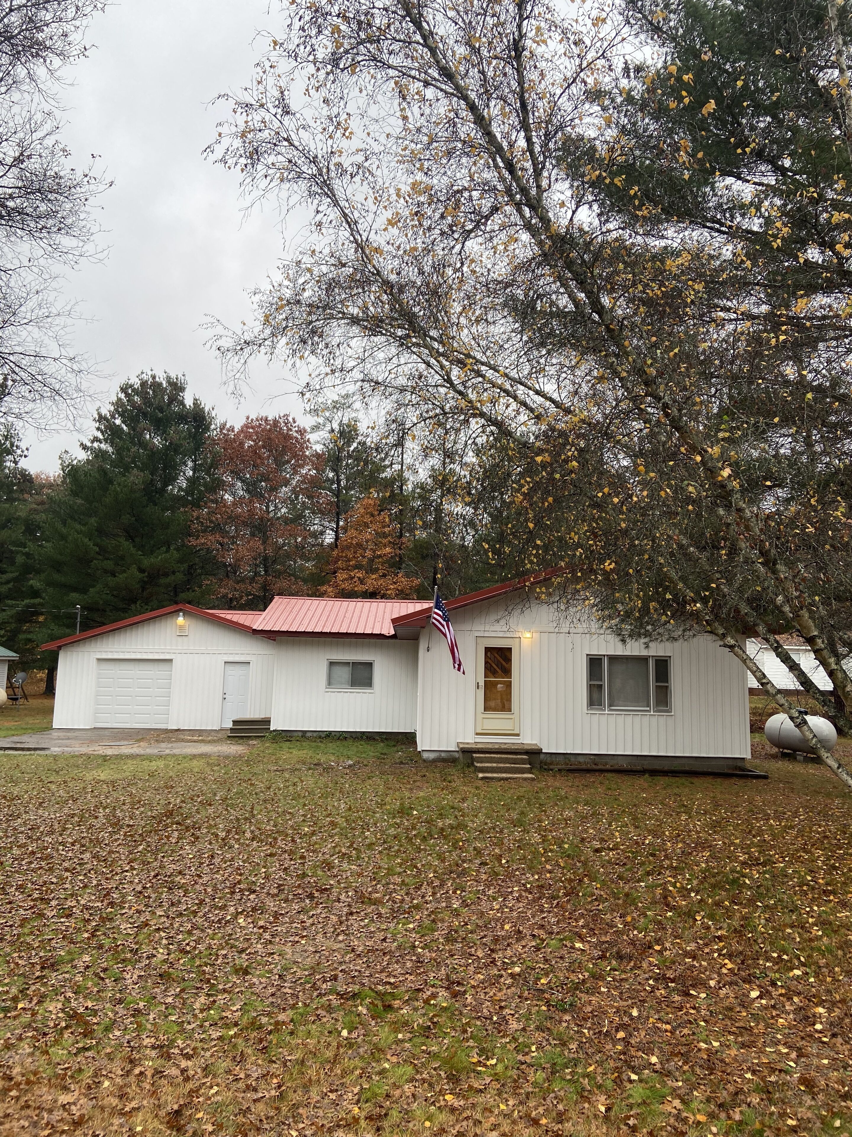 Cozy 2-bedroom cabin in Grayling with WiFi