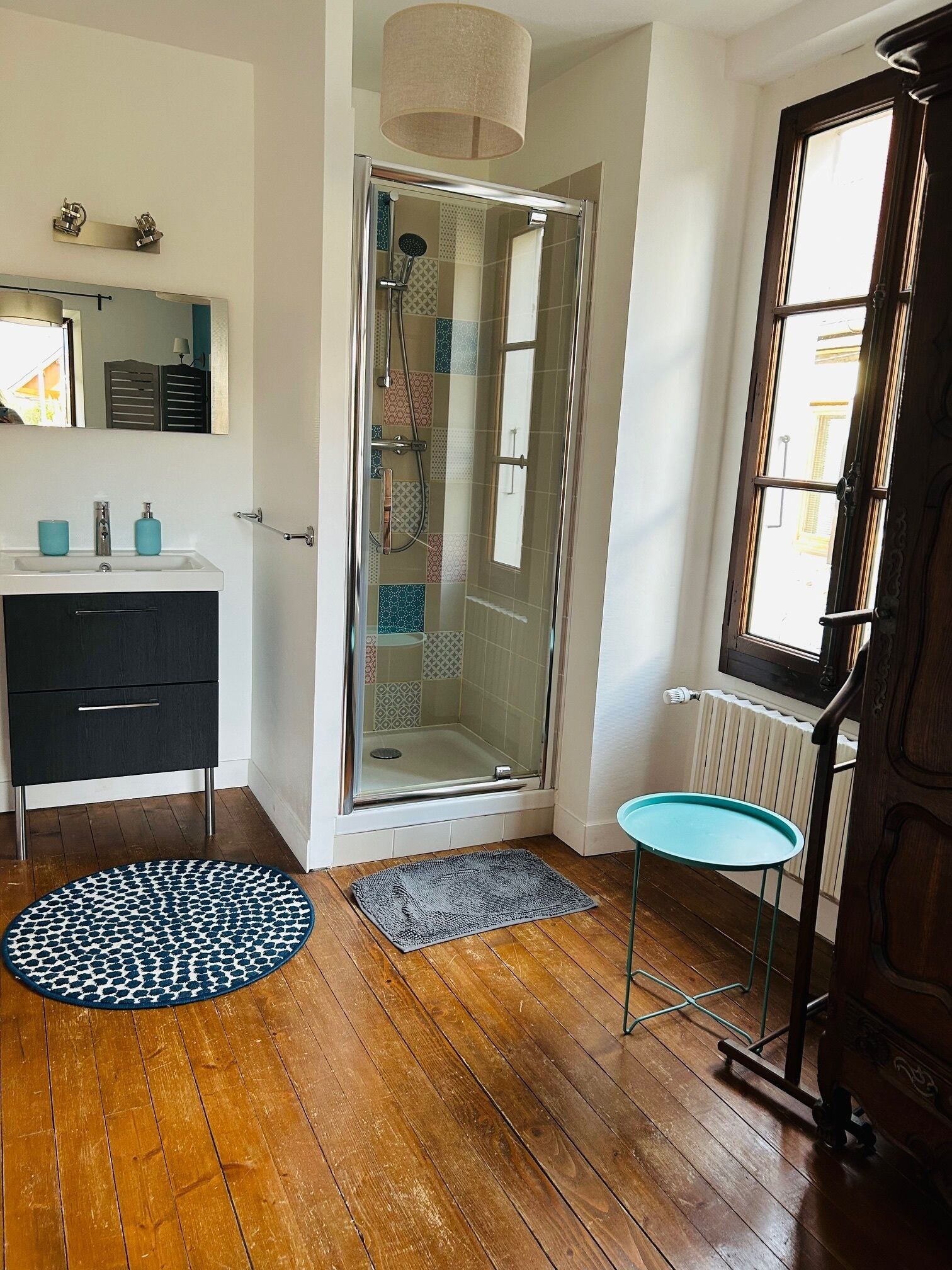 Sèche-cheveux, papier toilette