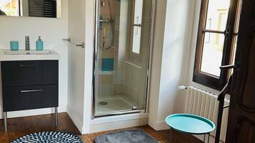 Sèche-cheveux, papier toilette