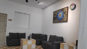 Una sala de estar con dos sofás, una mesa de centro y un cuadro en la pared.