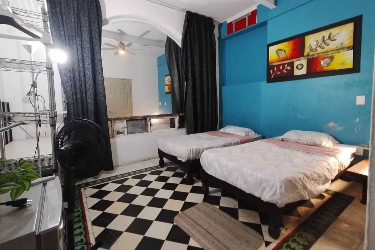 Eenvoudige eenpersoonskamer, uitzicht op stad | Luxe beddengoed, een bureau