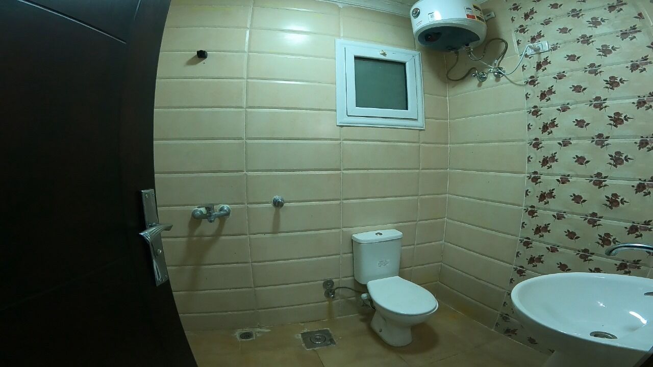 Un bagno piccolo con WC, lavandino e soffione doccia a parete.