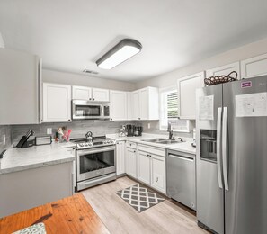 Kjøleskap, mikrobølgeovn, ovn og kokeplater