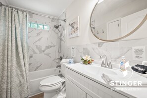 Sèche-cheveux, serviettes fournies, savon, shampoing