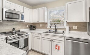 Private kitchen - Cozy Cottage + Yard, Near Downtown, Parks & Trails, 15 min to Parris Island (Beaufort)