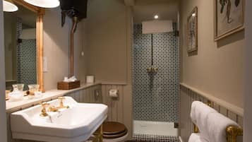 Old Thatch Cottage | Phòng tắm | Máy sấy tóc, áo choàng tắm, khăn tắm