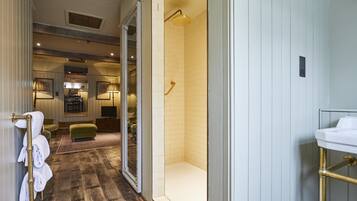 The Attic (Hideaway) | Kamar mandi | Pengering rambut, jubah mandi, dan handuk