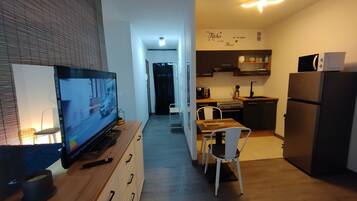 Réfrigérateur, micro-ondes, four, plaque de cuisson