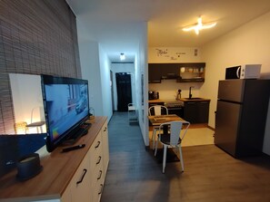 Fridge, microwave, oven, stovetop - Studio Terrasse Parking Douche Clim Rénové (AMELIE LES BAINS)