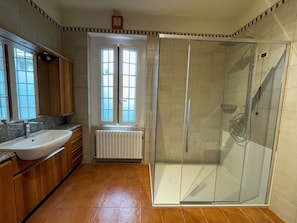 Haartrockner, Bidet, Handtücher, Seife