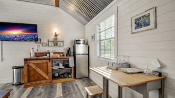 Cottage, Meerdere bedden, veranda (871 Old Harper- Cmbo) | Privékeuken | Een koffiezetapparaat/waterkoker