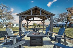 Outdoor dining - Windmill Meadows Cottages-firepit-hill Country Views!! (Harper)