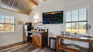 Casa de campo, 1 cama King, varanda (871 Old Harper #3) | Cozinha privada | Cafeteira/chaleira