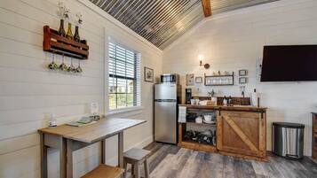 Casa de campo, 1 cama de matrimonio grande, patio (871 Old Harper #3) | Cocina privada | Cafetera o tetera