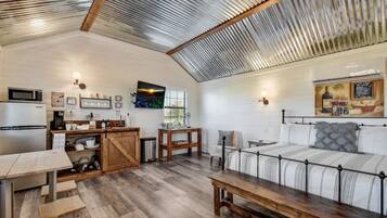 Cottage, 1 trÚs grand lit, patio (871 Old Harper #3) | Intérieur