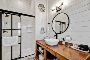 Cottage, 1 King Bed, Patio (871 Old Harper #3) | Bathroom | Towels