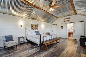 Casa de campo, 1 cama de matrimonio grande, patio (871 Old Harper #3) | 1 dormitorio, decoración individual, mobiliario individual y escritorio