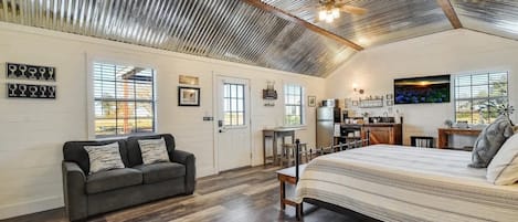 Cottage, 1 King Bed, Patio (871 Old Harper #3)