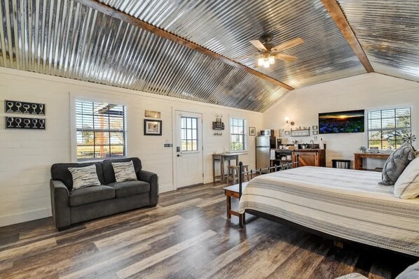 Cottage, 1 King Bed, Patio (871 Old Harper #3) | 1 bedroom, individually decorated, individually furnished, desk