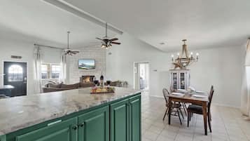 House, Multiple Beds, Hot Tub (508 Views Blvd) | Dining