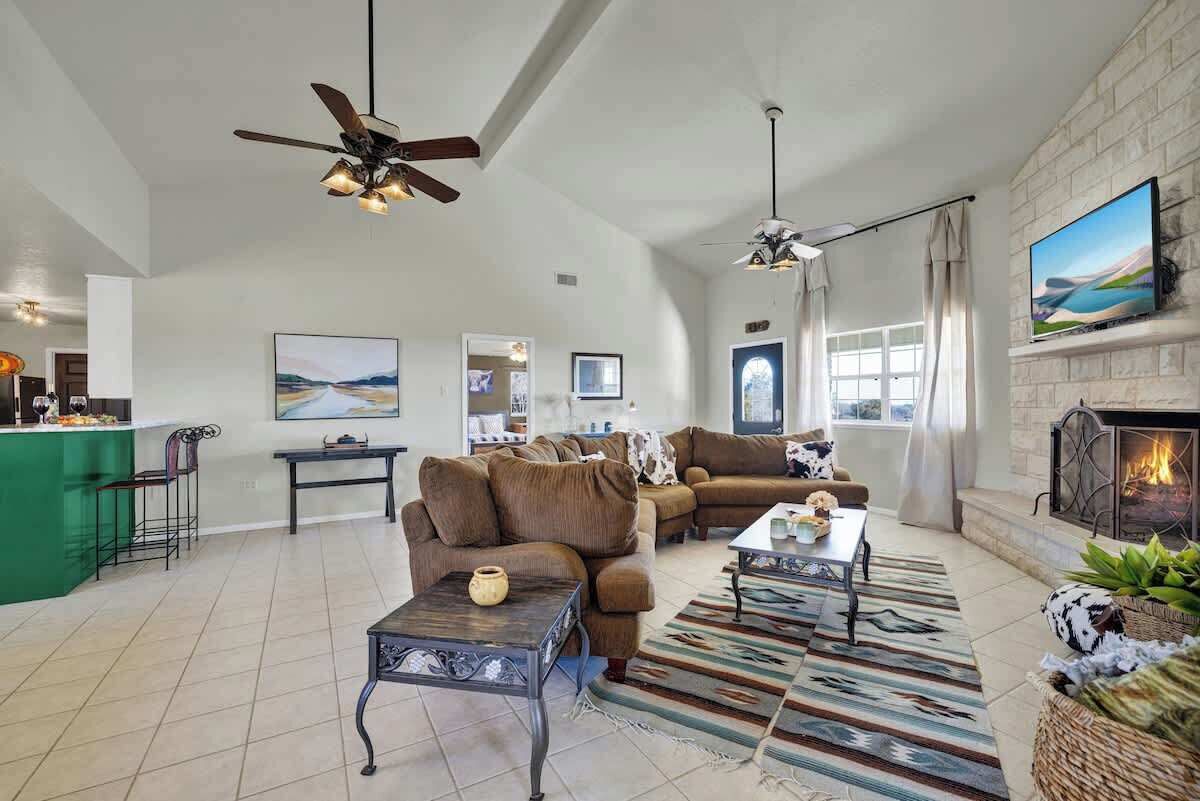 House, Multiple Beds, Hot Tub (508 Views Blvd) | Living area | Fireplace