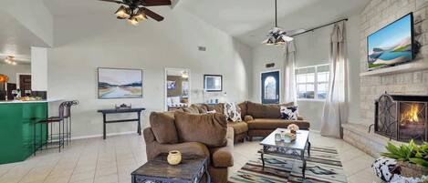 House, Multiple Beds, Hot Tub (508 Views Blvd) | Living area | Fireplace