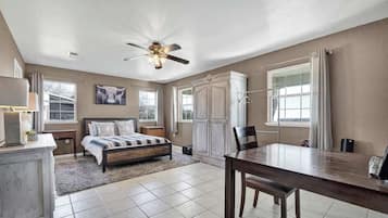 House, Multiple Beds, Hot Tub (508 Views Blvd) | 3 bedrooms, individually decorated, individually furnished, bed sheets