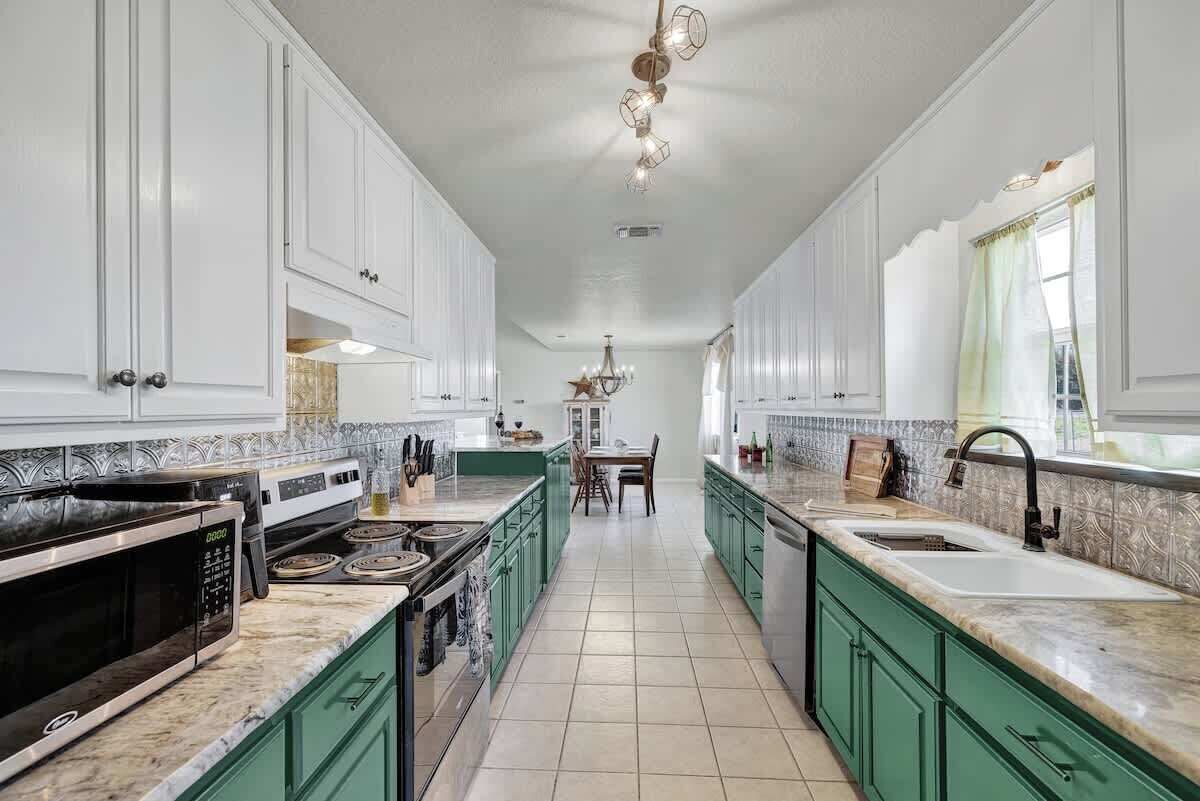 House, Multiple Beds, Hot Tub (508 Views Blvd) | Private kitchen | Coffee/tea maker