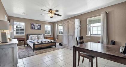 Casa Blanca: Hot-tub, Fire Pit, Hill Country Views